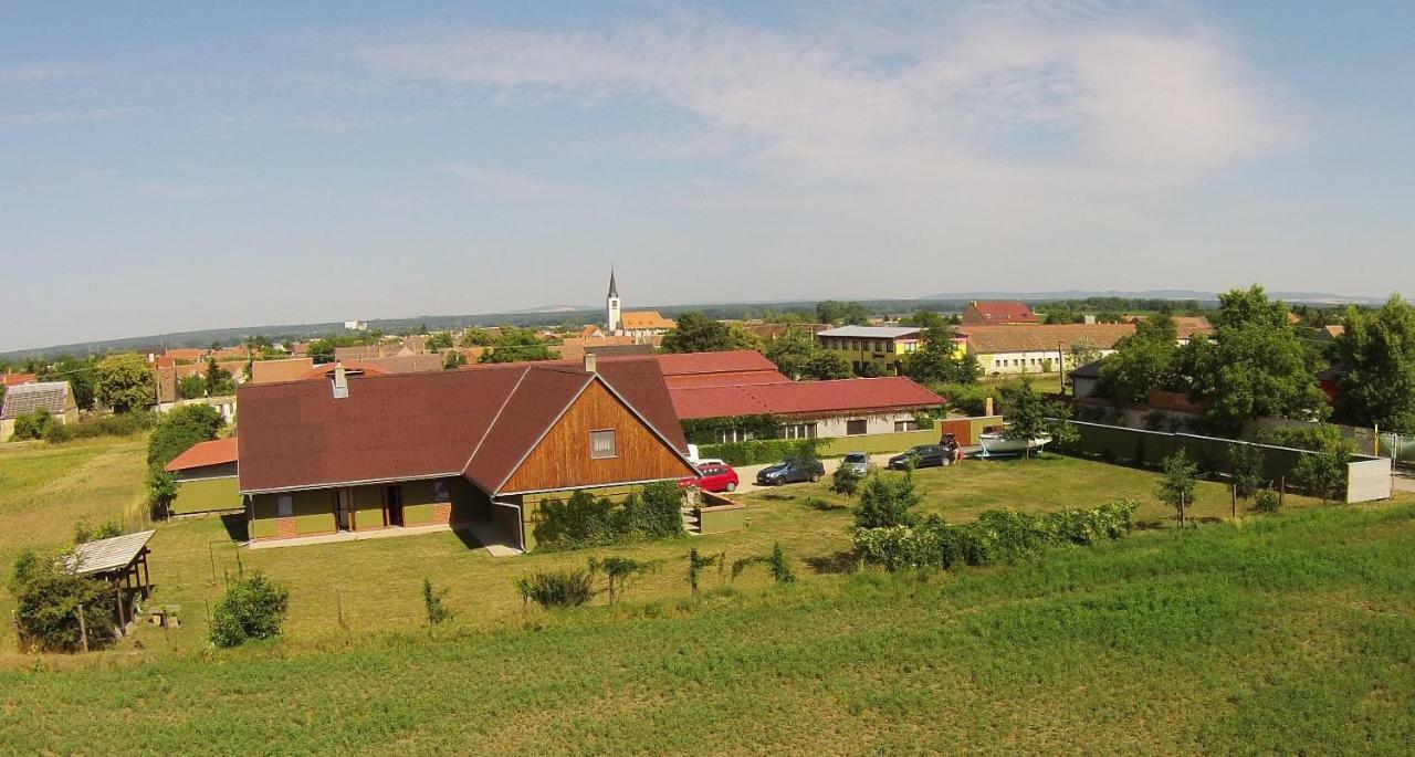 Penzion Pod Vapenkami Straznice Luaran gambar